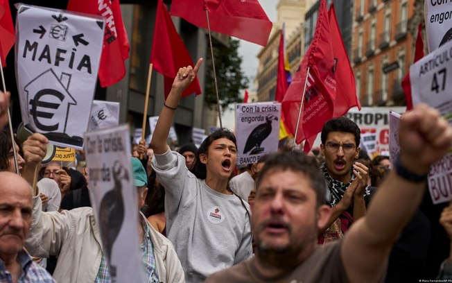 Manifestantes protestam em frente ao parlamento espanhol, que derrubou medidas do governo para conter crise de moradia Manifestantes protestam em frente ao parlamento espanhol, que derrubou medidas do governo para conter crise de moradia