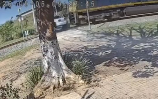 Carro é atingido por trem no interior de SP e deixa dois feridos