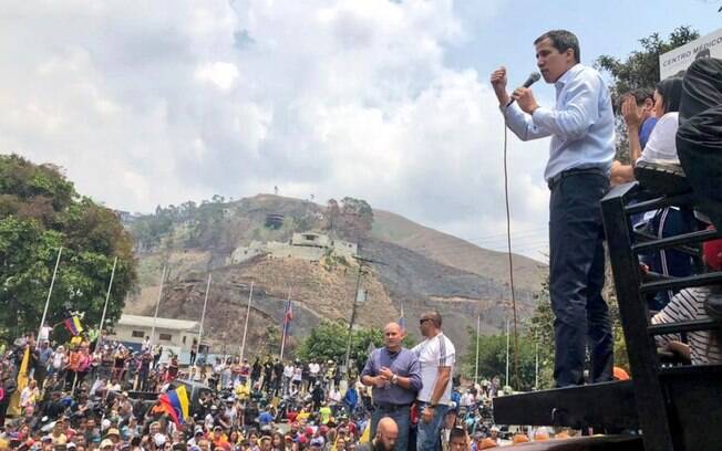 Oposicionista Juan Guaidó convocou protestos após perder direitos políticos na Venezuela