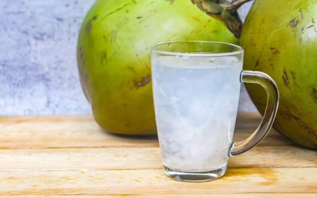 Água de coco ganha espaço no consumo saudável no Brasil Água de coco ganha espaço no consumo saudável no Brasil