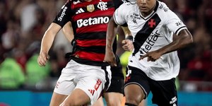 Atacante do Vasco posta foto de aniversário com bolo do Flamengo