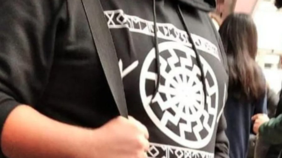 Estudante usa blusa com símbolo nazista em universidade