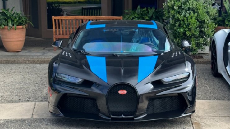 Modelo com Bugatti de R$ 50 milhões surpreende menino