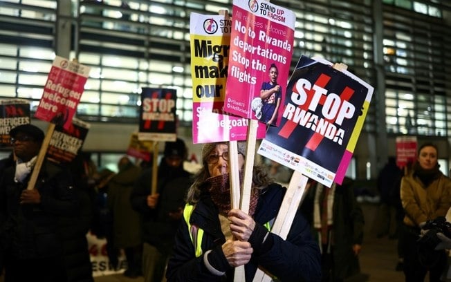 (Arquivo) Manifestação contra plano do governo britânico de deportar migrantes para Ruanda em Londres, em 18 de dezembro de 2023