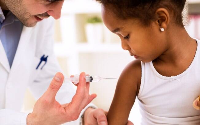 O OMS diz que vacinar é importante para combater doenças, por isso, alerta os pais