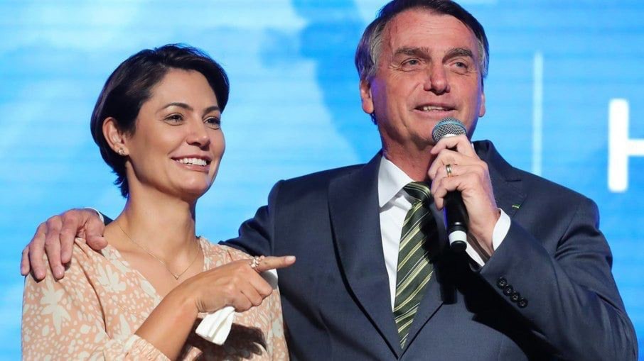 Michelle Bolsonaro ao lado do marido Jair Bolsonaro