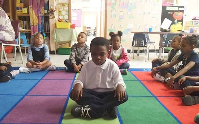 Considerada uma das melhores práticas para ficar de boas, meditação em escola acalma as crianças mais agitadas.