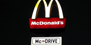 Cliente do McDonald’s é atendida por funcionário que estava no banheiro