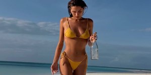 Sasha Meneghel encanta ao posar de biquíni em praia paradisíaca