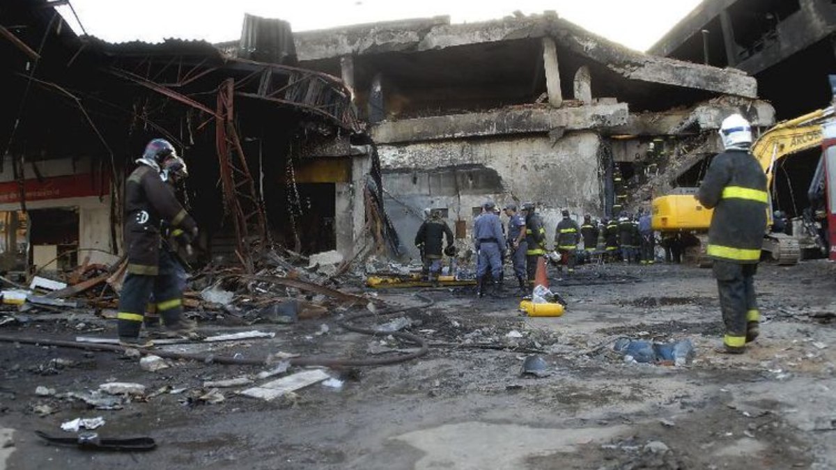 Bombeiros trabalham nas ruínas do prédio da TAM atingido pelo vôo 3054 à procura vítimas