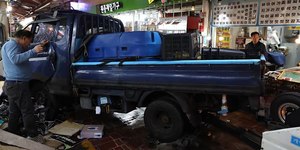 Caminhão invade mercado e deixa duas pessoas mortas e 18 feridas