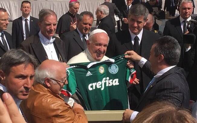 Papa Francisco recebeu camisa do Palmeiras durante visita de equipe da base do clube, no início do mês