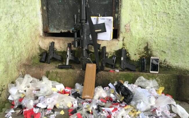 Fuzil e drogas, apreendidos durante a operação no Complexo do Lins, Rio de Janeiro