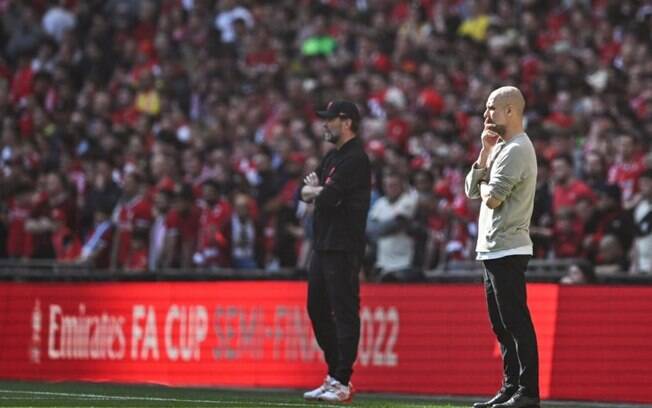 Guardiola e Klopp reprovam torcedores do Manchester City por ato em homenagem às vítimas de tragédia do Liverpool