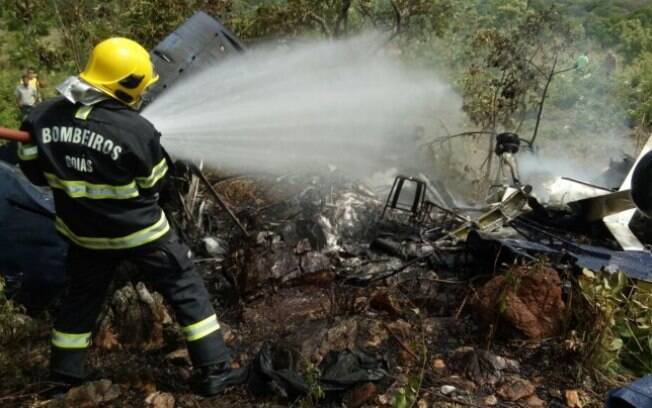 O avião explodiu após a queda, mas os bombeiros conseguiram conter as chamas