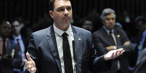Flávio perderá foro privilegiado, mas casos podem seguir no STF 