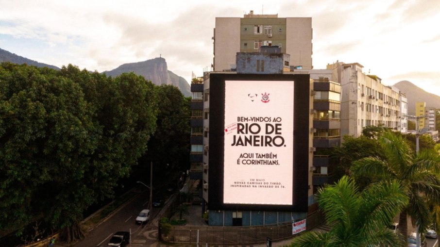 Nike divulgou um outdoor no Rio de Janeiro, em 31 de março, para as novas camisas do  Corinthians