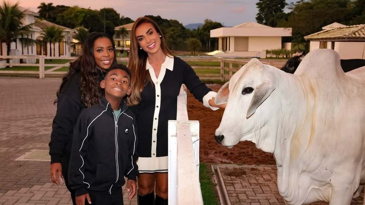 Nicole%20Bahls%20batiza%20cabrito%20de%20Vini%20Jr%20e%20recebe%20m%C3%A3e%20do%20jogador