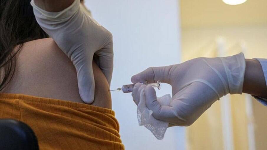 Proteção da vacina CoronaVac só é atingida 15 dias após 2ª dose, diz estudo