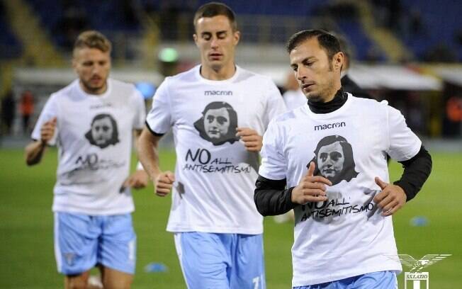 Jogadores da Lazio com camisas com o rosto de Anne Frank e a frase 
