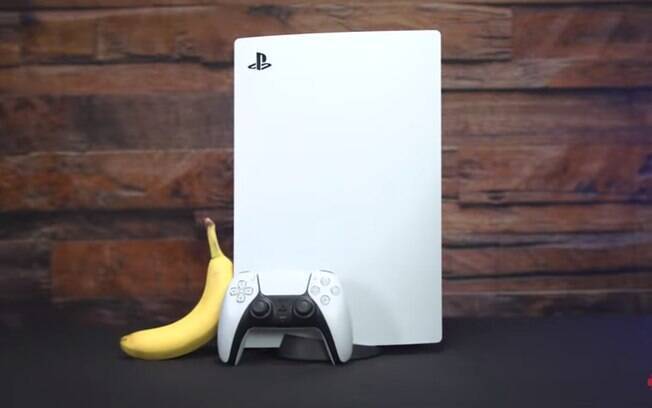 PlayStation 5 em comparação com uma banana