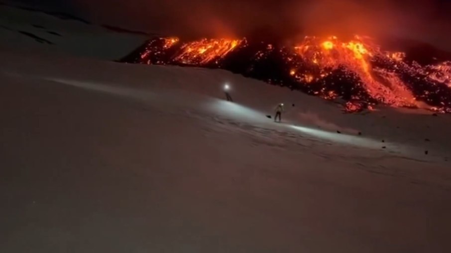Turistas lotam Monte Etna durante erupção e dificultam resgates Turistas lotam Monte Etna durante erupção e dificultam resgates