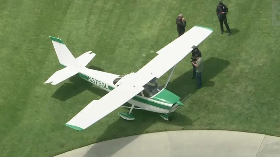 Avião faz pouso de emergência em campo de golfe no Pacific Palisades Avião faz pouso de emergência em campo de golfe no Pacific Palisades