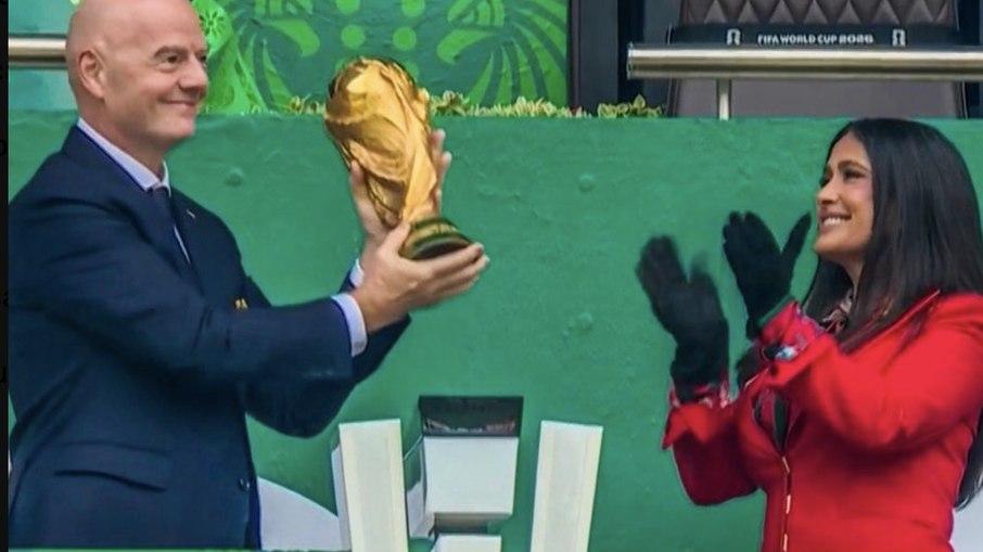 Gianni Infantino, presidente da FIFA, e Salma Hayek