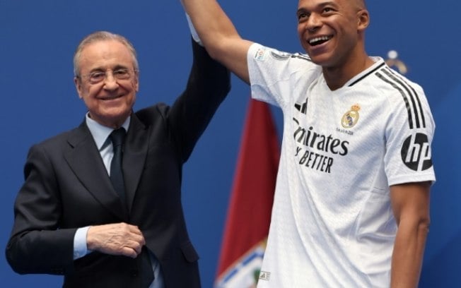 Kylian Mbappé (à direita) ao lado do presidente do Real Madrid, Florentino Pérez, na apresentação do jogador nesta terça-feira (16), no Santiago Bernabéu