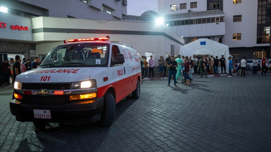 Uma ambulância em Gaza transportando feridos de Gaza para o Hospital AL Shefa' em Gaza