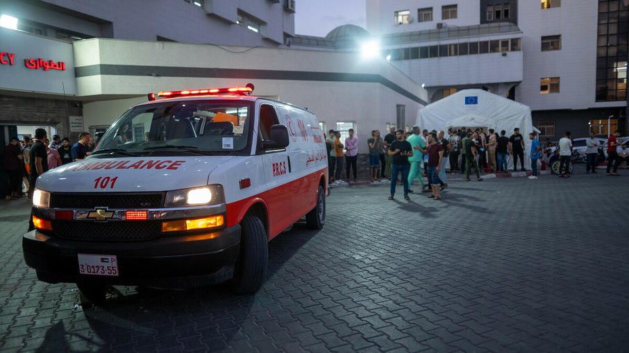 Uma ambulância em Gaza transportando feridos para o Hospital AL Shefa