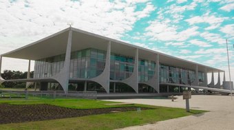 Criança baleada em operação na Mangueira perde a visão de um olho