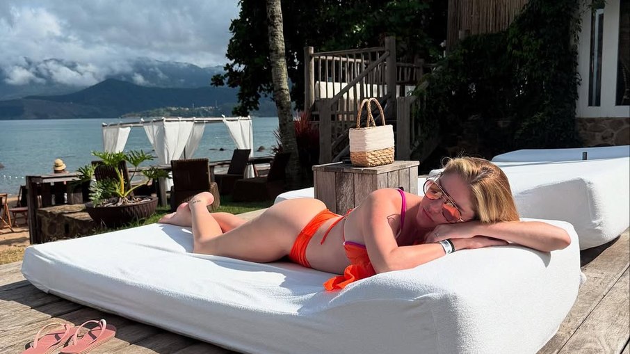 Bárbara Evans renova bronzeado Bárbara Evans renova bronzeado