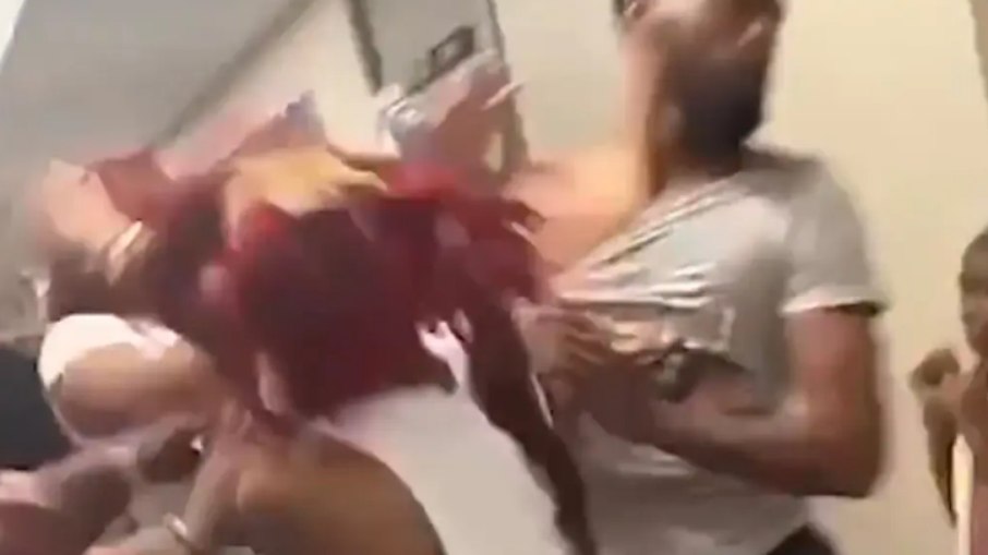 Briga entre pais interrompe formatura de crianças em escola