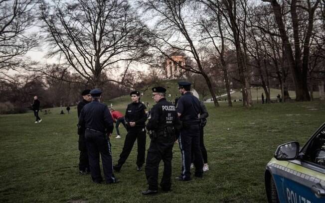 Policiais alemães patrulham um parque em Munique 