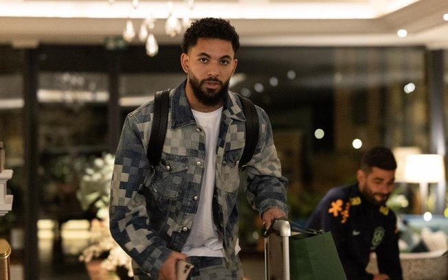 Douglas Luiz se apresenta em Londres 