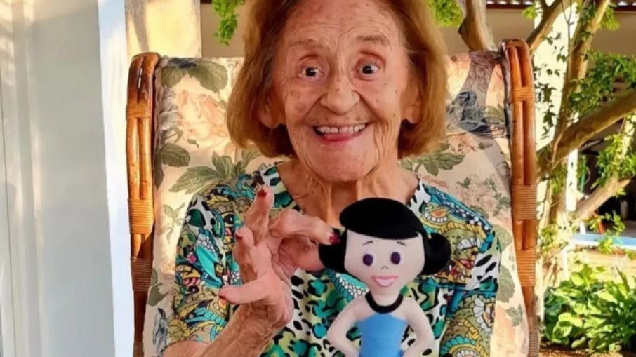 Laura Cardoso comemorou aniversário de 96 anos e agradeceu fã por presente