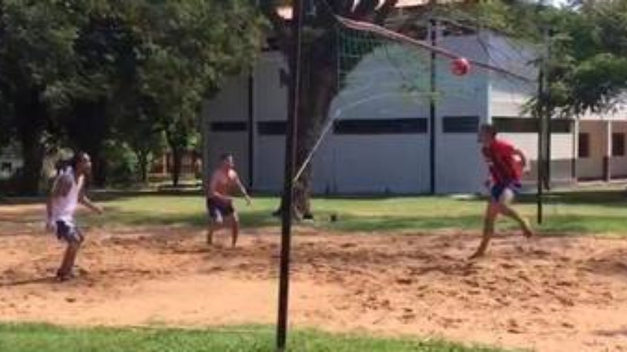 Participação de Ronaldinho em torneios enquanto preso repercutiu nas redes sociais