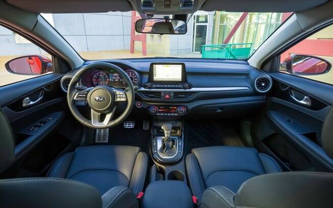 Interior também tem itens do Stinger, como o volante e a central multimídia compatível com Android Auto e Apple Car Play