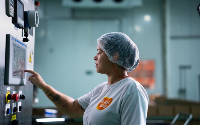 Mulheres ganham espaço na indústria, mas desafios persistem