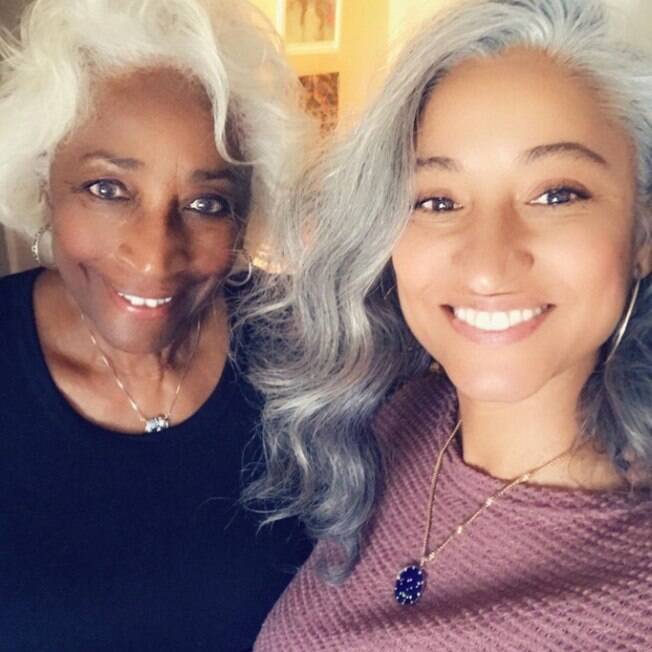 mãe e filha de cabelos brancos