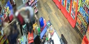 Rodo e chinelo: mulheres cercam suspeito de furto em mercado