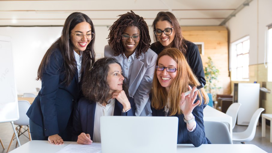 Mulheres ocupando espaço no ambiente de trabalho Mulheres ocupando espaço no ambiente de trabalho