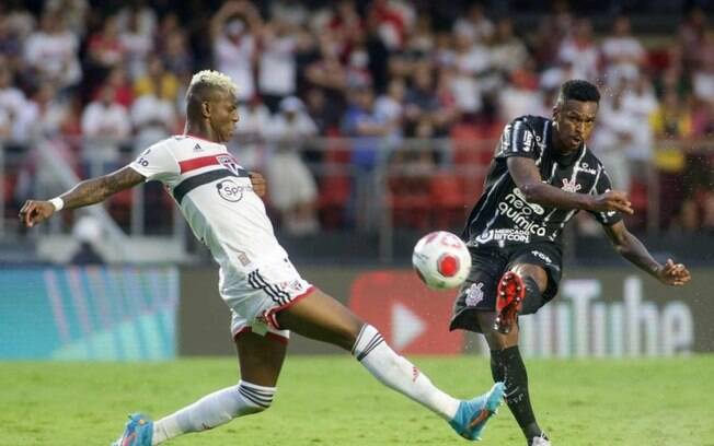 Jô admite primeiro tempo ruim do Corinthians no Majestoso, mas elogia o segundo tempo: 'Ritmo melhor'
