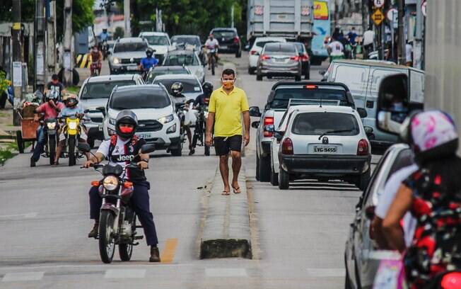 Pessoas circulam normalmente nas ruas de Fortaleza (CE)