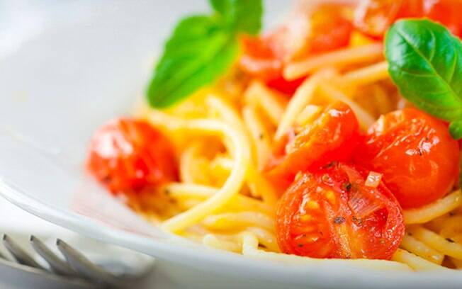 Espaguete com tomate fica ainda mais saudável se feito com massa integral