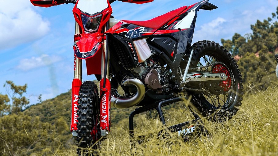 MXF 300 TSX-R 2T de 300 cc destaca conjunto leve de 106 kg e foco em enduro técnico