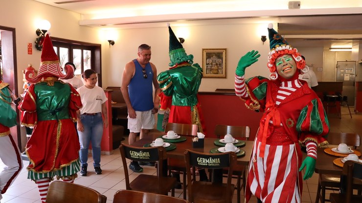 Hopi Hari lança Manhã Encantada com personagens do Natal Mágiko