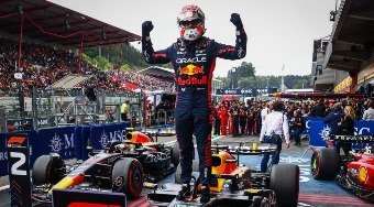 Verstappen controla rivais e vence GP da China pela primeira vez