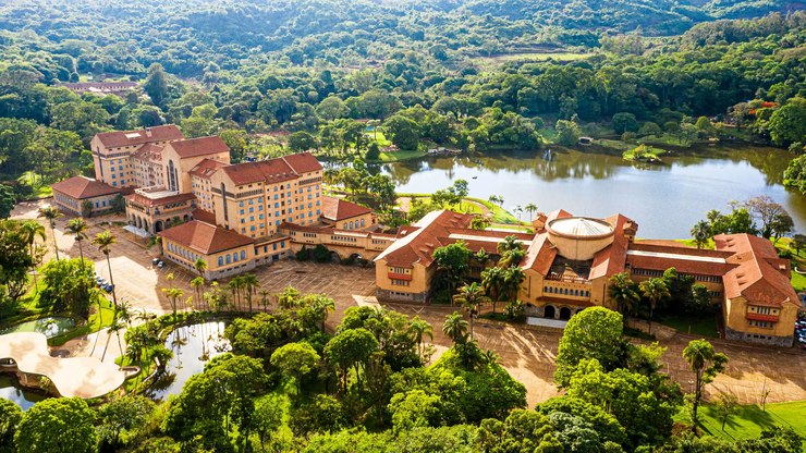 Araxá (MG) tem castelo turístico com águas termais e radioativas